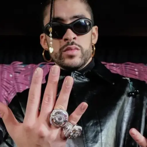 Bad Bunny mostrando sus tres anillo por ser el más