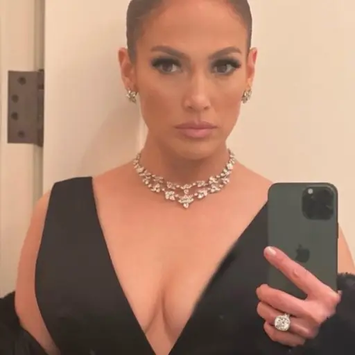 El lazo, ¿arriba o debajo del vestido? JLo desató 