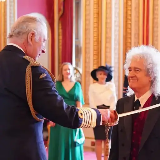 El Rey Carlos III condecoró a Brian May.
