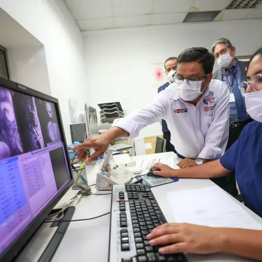 El ministro de Salud de Perú, Cesar Vasquez, revis