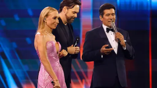 El comediante George Harris junto a Karen Karen Doggenweiler y Rafael Araneda en el Festival de Viña del Mar 2025. ,Aton