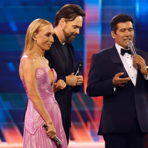 El comediante George Harris junto a Karen Karen Doggenweiler y Rafael Araneda en el Festival de Viña del Mar 2025. ,Aton